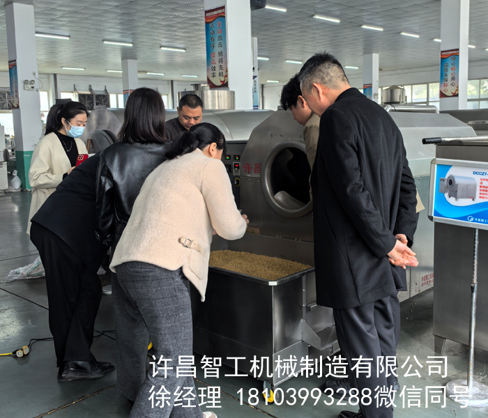 河南客戶帶黃豆來廠試機300斤中大型電磁炒貨機